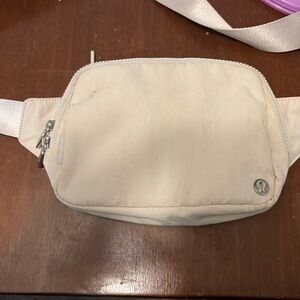2L Lululmeon Belt bag